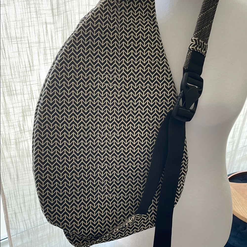 Kavu Rope Sling Bag Chevron Hiking Backpack Crossbody NWOT - Picture 2 of 9